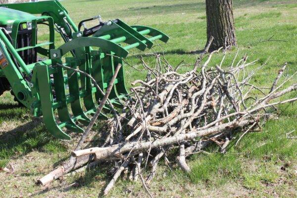 Sub Compact Grapple lifting several large limbs
